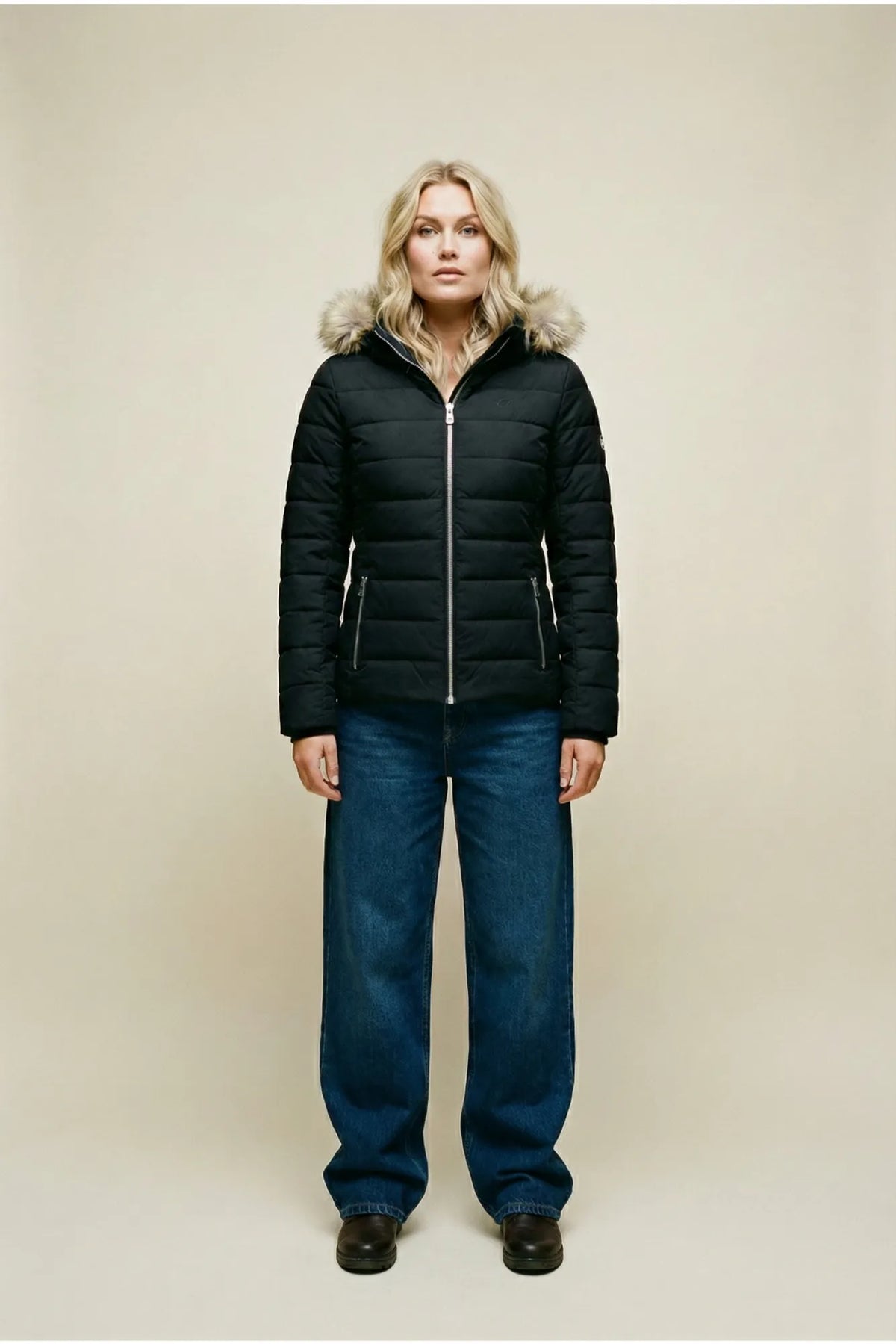 20945500_BLANK_-_BLANK_LEXI_BLANK_JKT_BLANK_W_model_BLANK_1