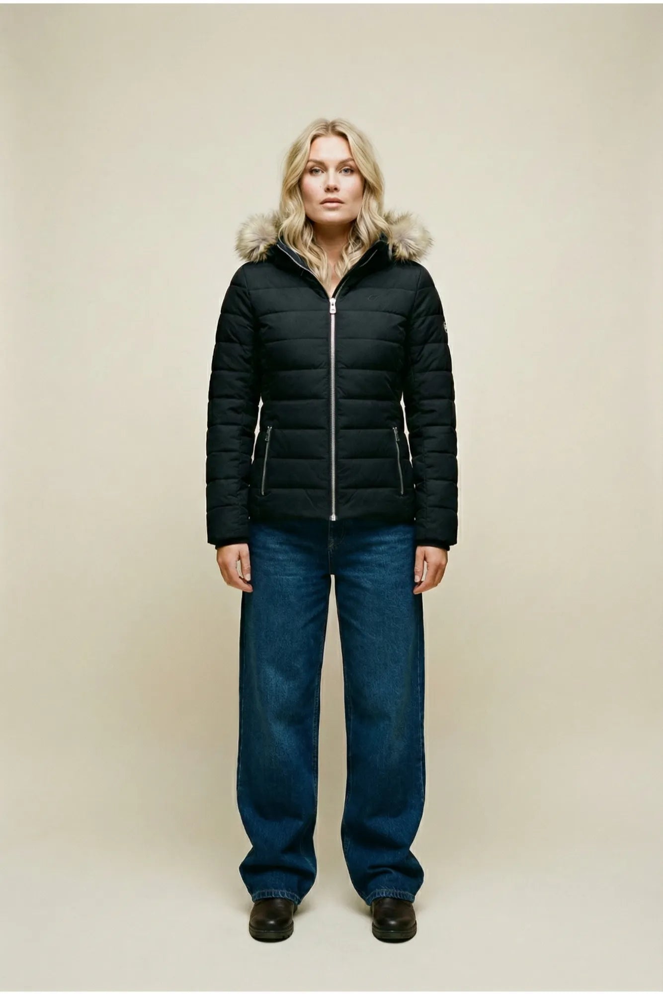 20945500_BLANK_-_BLANK_LEXI_BLANK_JKT_BLANK_W_model_BLANK_1